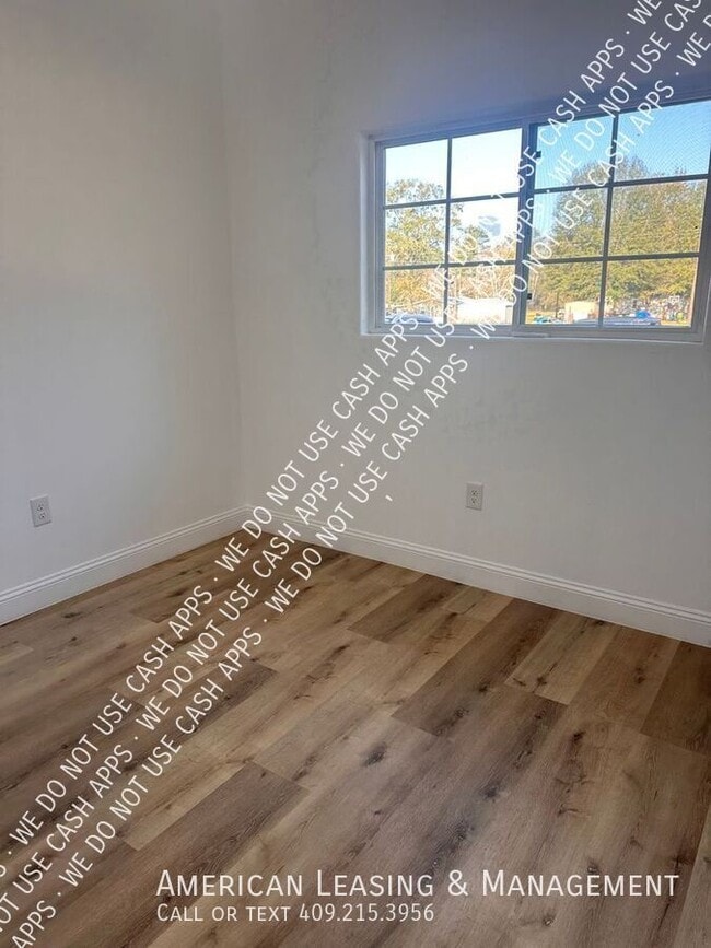 Building Photo - 1003 Lynn-D