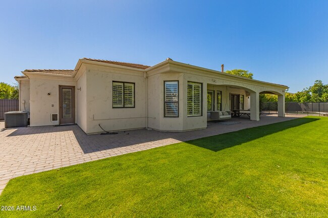 Building Photo - 326 W Loma Ln