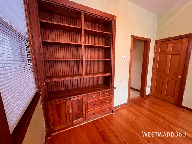 Building Photo - 3110 N Kenmore Ave