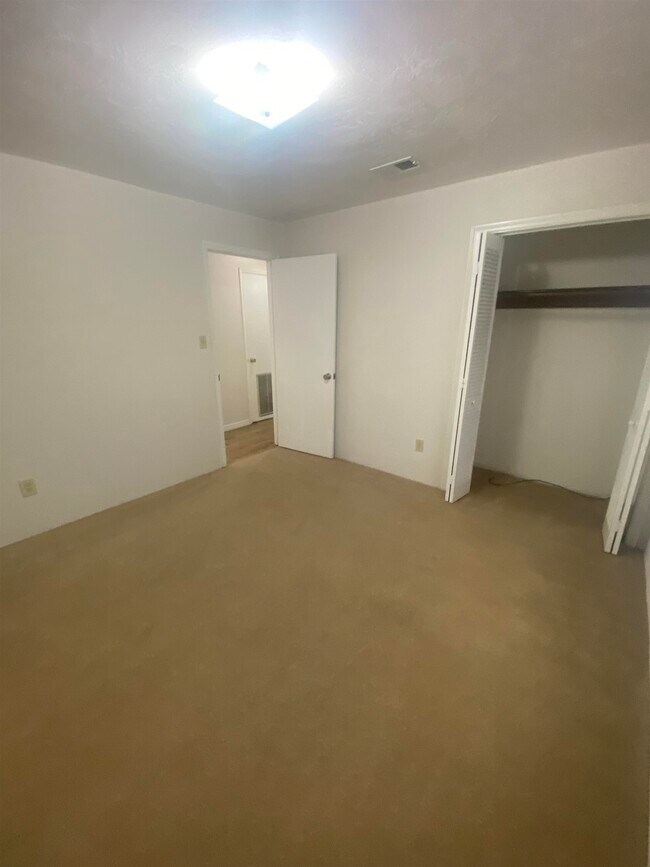 Building Photo - 2220 Claremont Ln