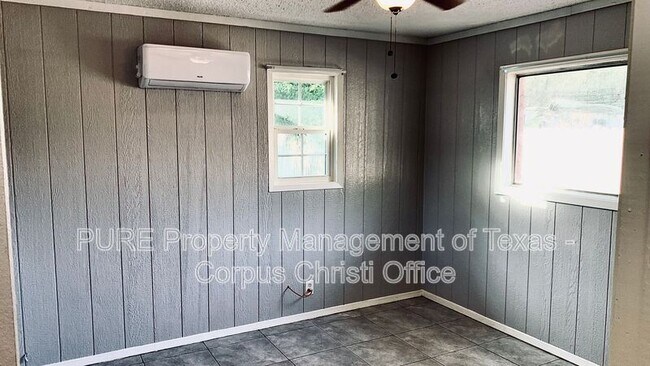 Building Photo - 2810 Carver Dr