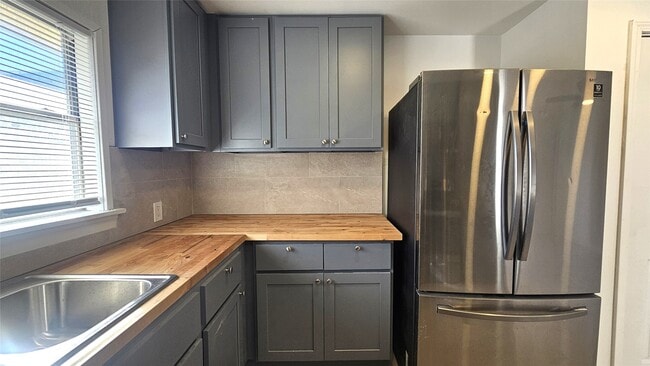 Building Photo - 1202 Dyer Ave