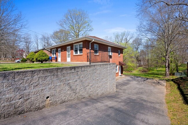 Building Photo - 521 Hawkins Rd