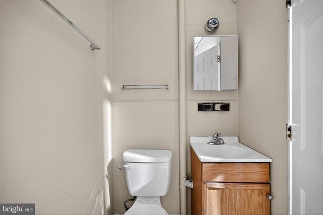 Building Photo - 827 N 10th St