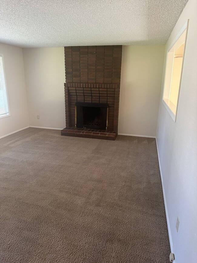 Building Photo - Three Bedroom Ranch with Large Yard!