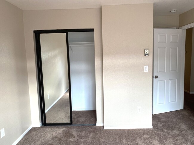 Building Photo - Updated 1 Bedroom 1.5  Baths Condo-