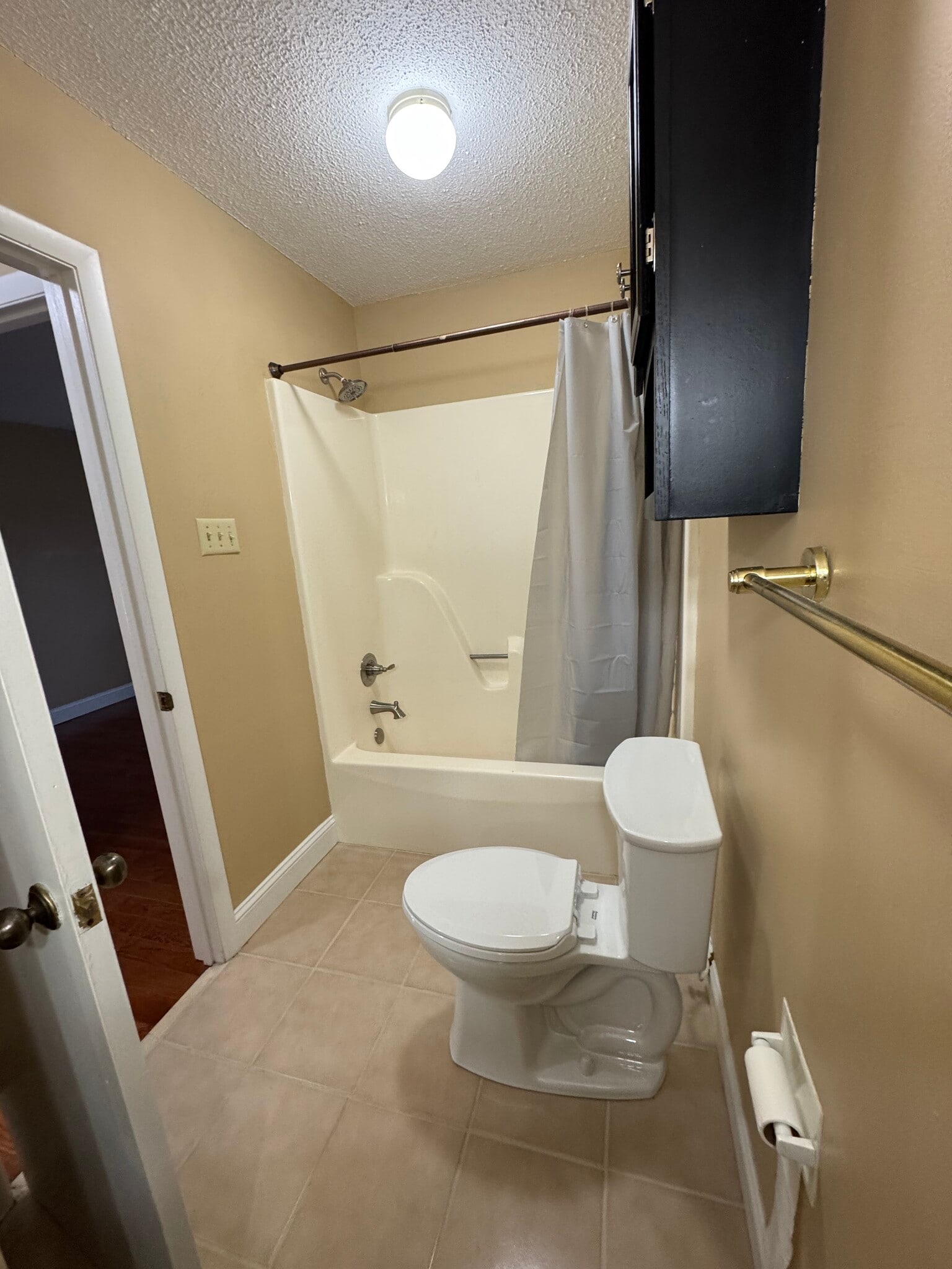 Upstairs bathroom - 9109 Parktop Ln