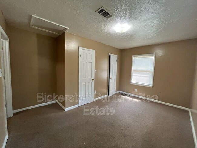 Building Photo - 2911 Gardenia St