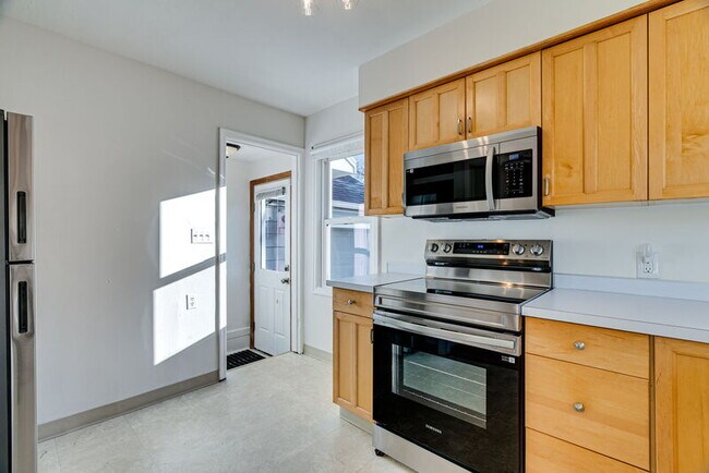 Building Photo - 1937 NE Dekum St