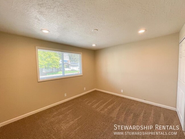 Building Photo - Newly rehabbed home in Springfield