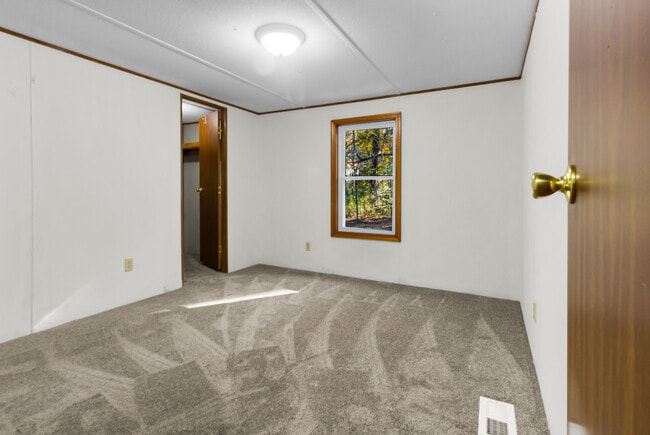 Building Photo - 220 Tree Ln