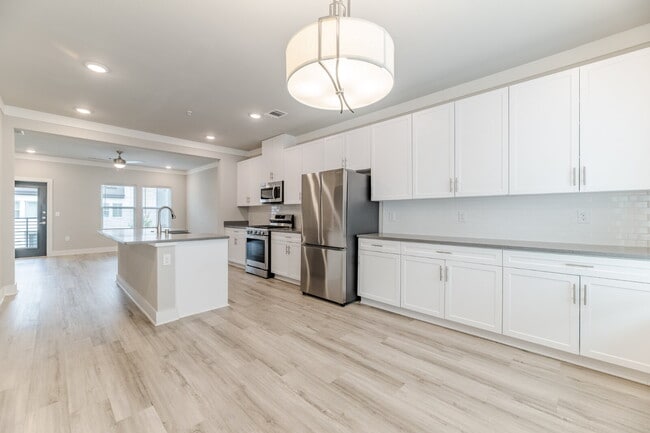 Building Photo - 3-Story 3 Bedroom, 3.5 bath Townhouse in a great community with easy access to PGBT and DNT