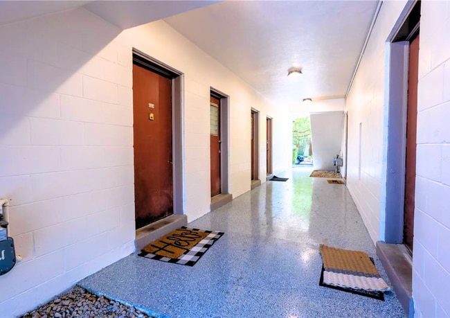 Building Photo - Cutest 2 Bed/ 1 Bath Near UF-Furnished!