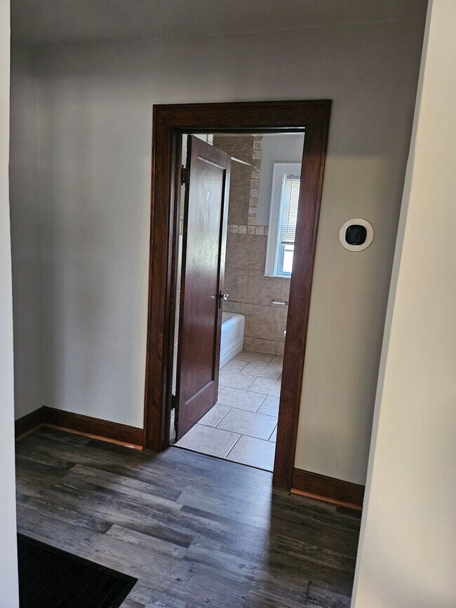 Building Photo - 2 bed 1 house