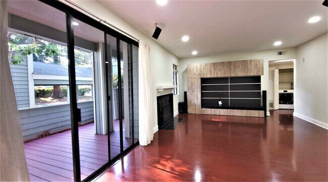 Building Photo - 37168 Meadowbrook Common, Unit 105