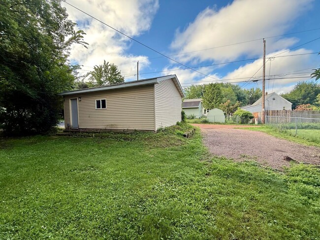 Building Photo - 3 Bed 1 Bath Single Family Home in Rothschild