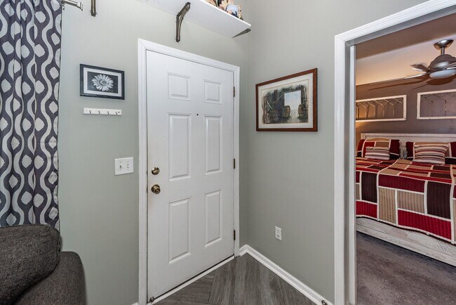 Building Photo - 7988 Shadow Oak Dr