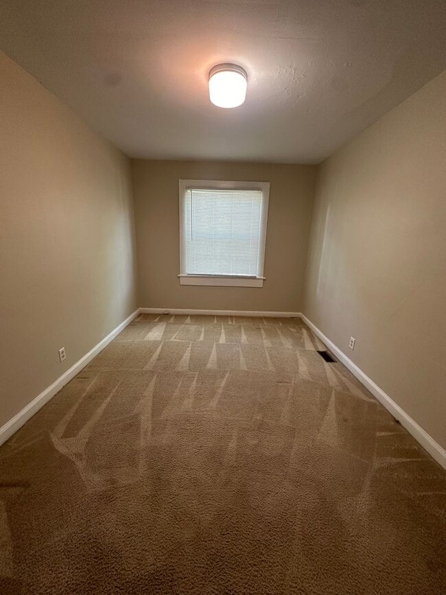 Building Photo - 1307 E 10th St