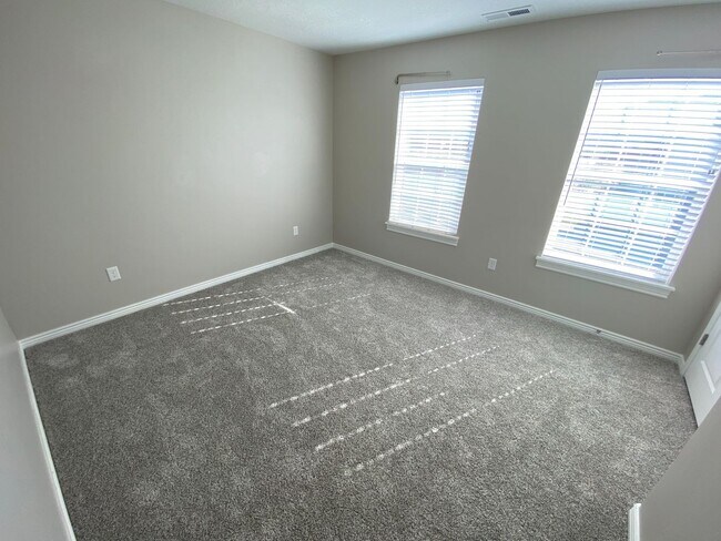 Building Photo - Fabulous Salem Townhome!!