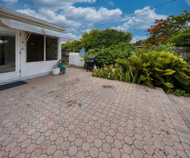 Building Photo - 1218 N Ocean Breeze