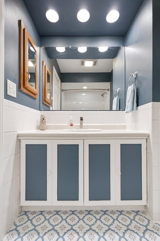 Building Photo - 817 Wellington Ave