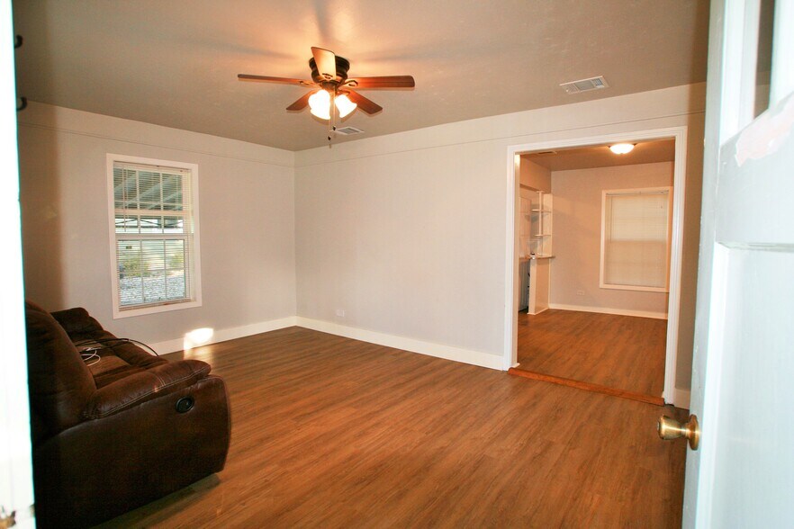 Living room - 404 Briggs St