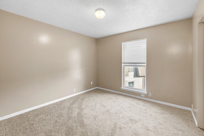 Building Photo - 715 ManApart