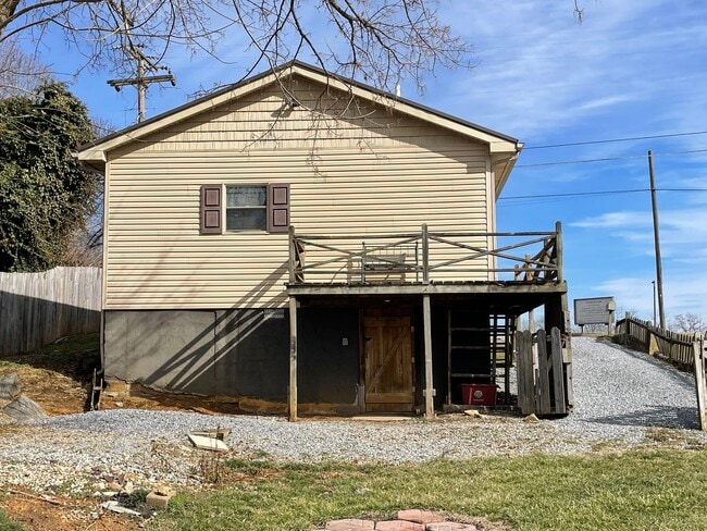 Building Photo - 1 Bedroom 1 Bath Home Located in Johnson City, TN