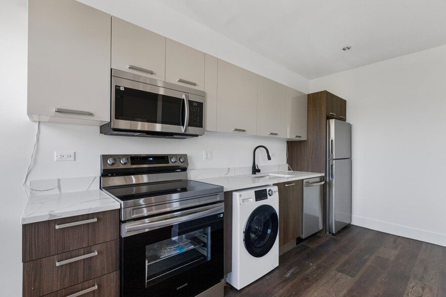 Building Photo - 1555 W Hollywood Ave