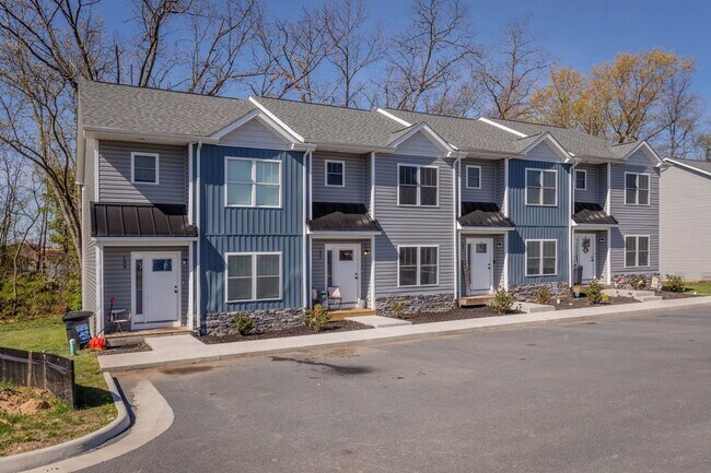 Building Photo - 135 Swallow Dr