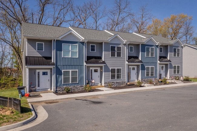 Building Photo - Move-In Ready: Upgraded 3-Bedroom Townhome at Swallow Ridge!  This is a must see!