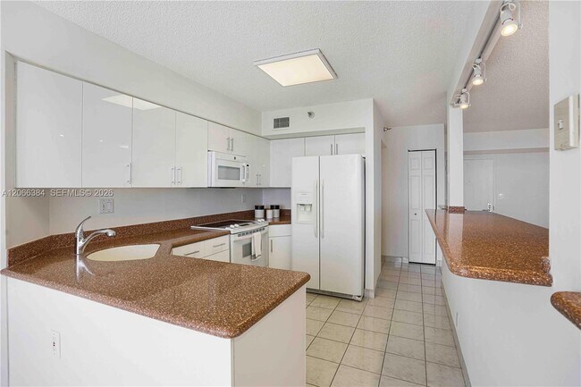 Building Photo - 3530 Mystic Pointe Dr