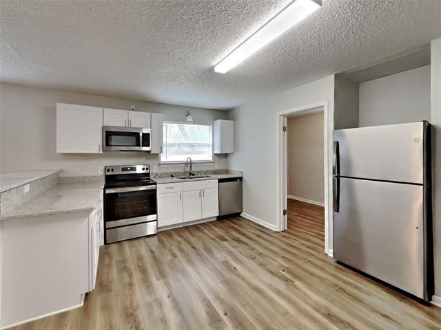 Building Photo - 825 Livingston Dr