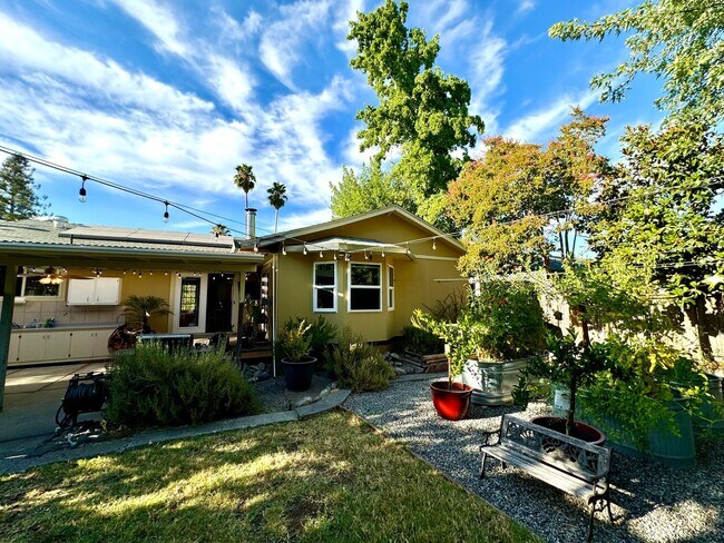 Building Photo - Lovely one level home in Northwest Santa R...