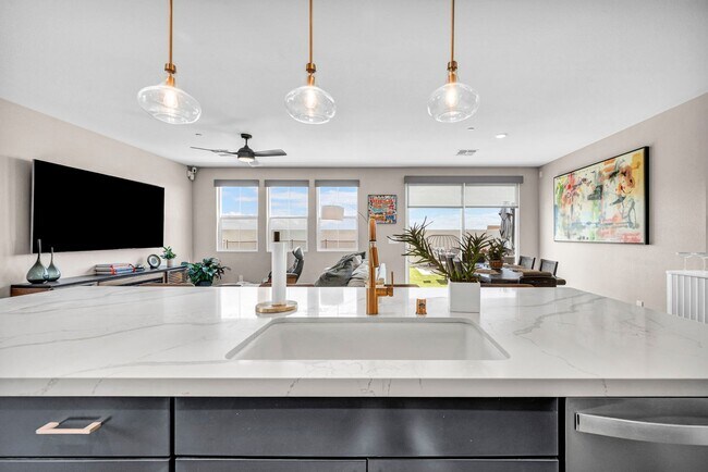 Building Photo - Spacious 5-Bedroom Home with Loft, Pool & Mountain Views