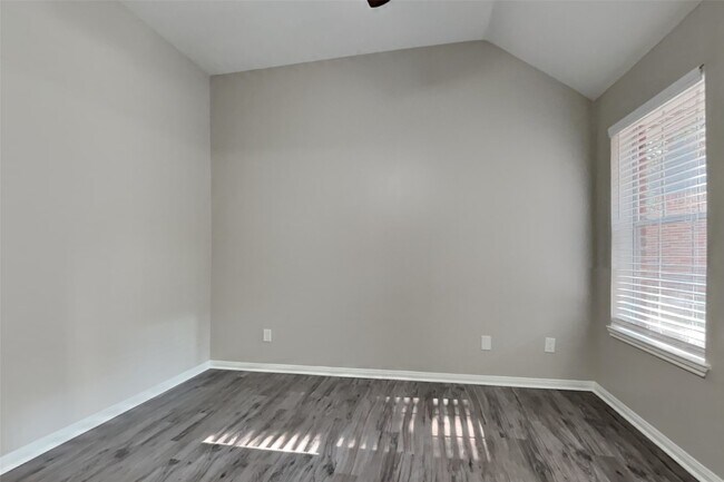 Building Photo - 2606 Spring Chase Dr