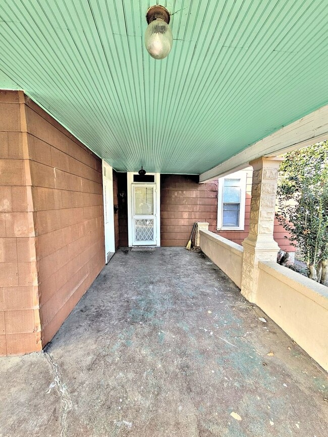 Building Photo - 2BR/1BA HOUSE SW Decatur