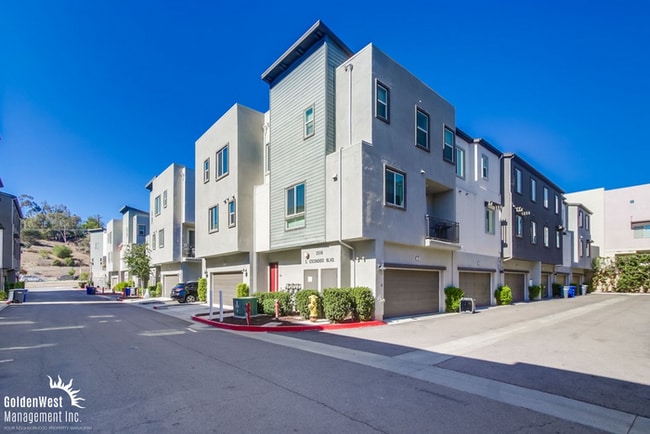 Building Photo - Stylish 3Bdm 3Ba Townhouse with Modern Upg...