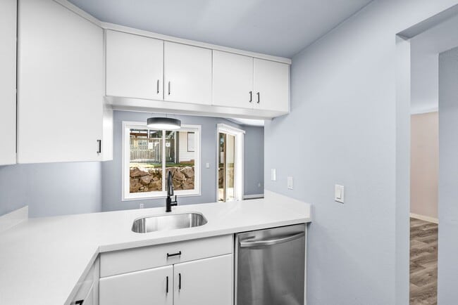 Building Photo - Large Remodeled 2bd, 1ba Condo Available in Totem Lake!