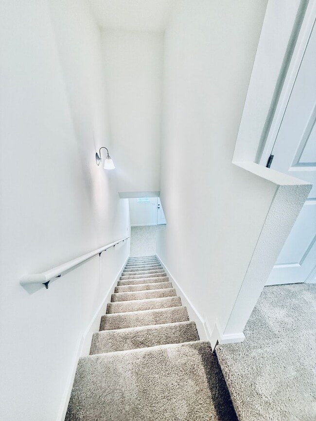 Building Photo - 3 Bed, 2.5 Bath, Corner Unit Townhome