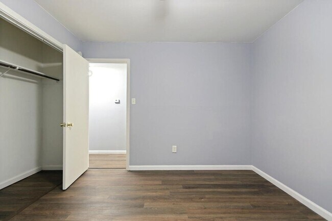 Building Photo - 3201 Elm Grove Dr