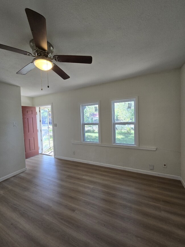 Building Photo - 1018 N Volutsia