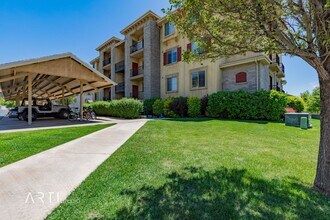 Building Photo - Available September 1 - Spacious 3 Bedroom...
