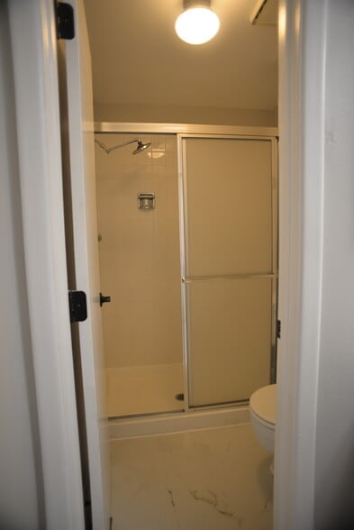 Primary bathroom - 2862 W Long Dr