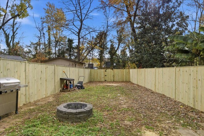 Building Photo - 3 BR | 1 BA | 864Sqft | Newly Fenced Yard