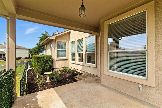 Building Photo - 10 White Magnolia Cir