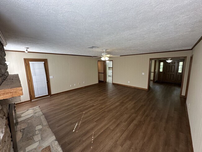 Building Photo - Single Family home in Greenhill Area!