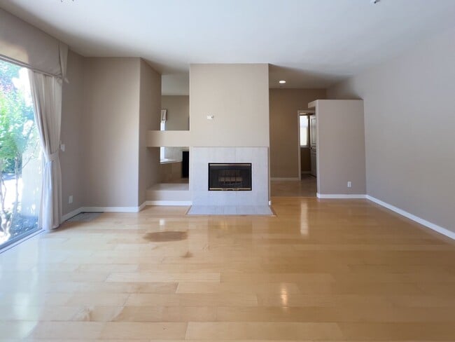 Building Photo - Gorgeous three bedroom North Napa home wit...