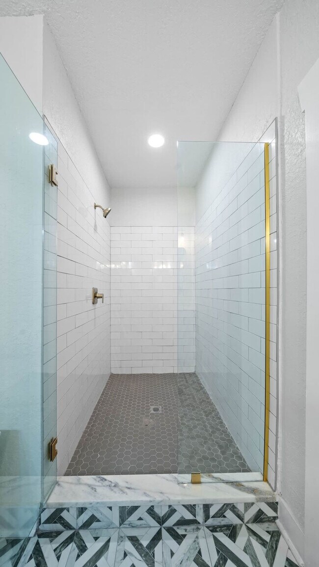 Building Photo - 1007 E Comanche Ave