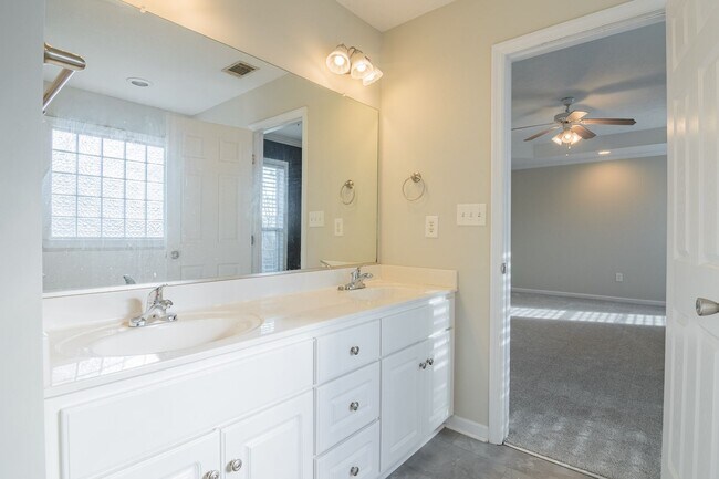 Building Photo - Updated 3 Bedroom Ranch